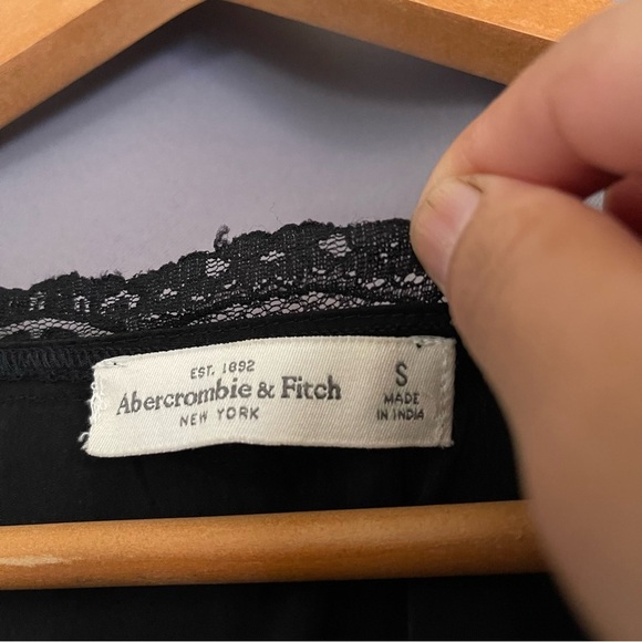 Abercrombie & Fitch Women’s Top Blouse  Faux wrap size S
Black long sleeve - Picture 3 of 7